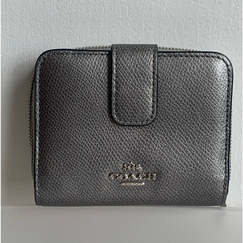 Coach medium zip around wallet. F52692. Silver Metallic.